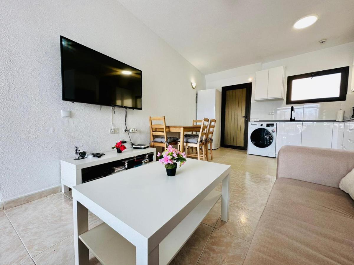 Ocean Front Cozy 2 Bedroom, 3 Beds Spacious- Netflix, Pool, Beach Lift & Fast Wifi Playa del Ingles  Bilik gambar