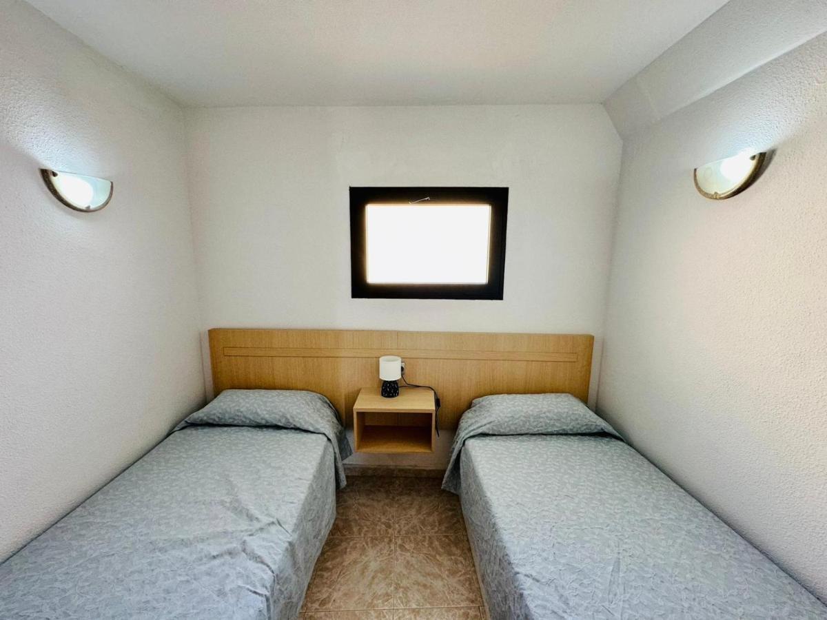 Ocean Front Cozy 2 Bedroom, 3 Beds Spacious- Netflix, Pool, Beach Lift & Fast Wifi Playa del Ingles  Bilik gambar